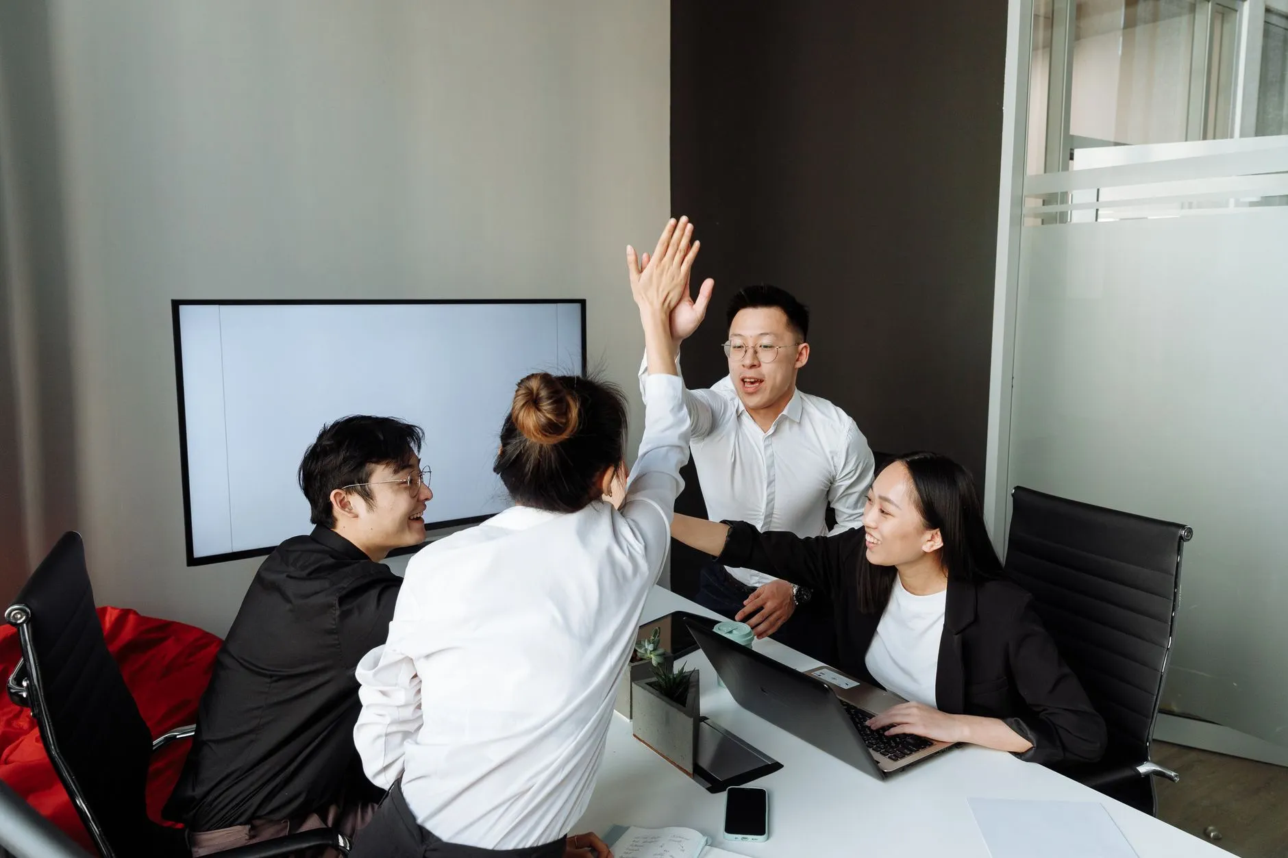 海南建筑工程中管材与五金交电的选型搭配要点